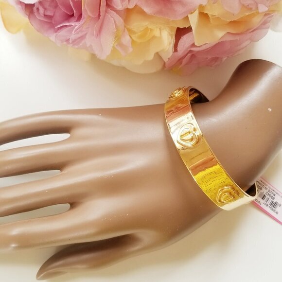 NWT Betsey Johnson Status Collection Gold 3D Heart Retro Mod Bangle Bracelet - Picture 4 of 5